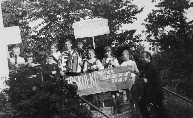parafia polskokatolicka 1_78.jpg - Rok 1985. Wydarzenia kulturalne. Ks. Marian Kosiński z muzykującymi dziećmi
